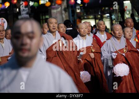 Seoul, Südkorea. 26. April 2014. South Korean Buddhisten parade während der Buddha-Ära 2558 Lotus Lantern Festival zu Buddhas Geburtstag am 6. Mai. Bildnachweis: Jun-Sang Lee/ZUMA Wire/ZUMAPRESS.com/Alamy Live-Nachrichten Stockfoto
