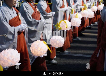 Seoul, Südkorea. 26. April 2014. South Korean Buddhisten parade während der Buddha-Ära 2558 Lotus Lantern Festival zu Buddhas Geburtstag am 6. Mai. Bildnachweis: Jun-Sang Lee/ZUMA Wire/ZUMAPRESS.com/Alamy Live-Nachrichten Stockfoto