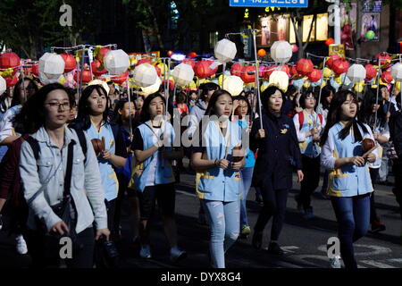 Seoul, Südkorea. 26. April 2014. Südkoreaner parade während der Buddha-Ära 2558 Lotus Lantern Festival zu Buddhas Geburtstag am 6. Mai. Bildnachweis: Jun-Sang Lee/ZUMA Wire/ZUMAPRESS.com/Alamy Live-Nachrichten Stockfoto