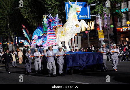 Seoul, Südkorea. 26. April 2014. Südkoreaner parade während der Buddha-Ära 2558 Lotus Lantern Festival zu Buddhas Geburtstag am 6. Mai. Bildnachweis: Jun-Sang Lee/ZUMA Wire/ZUMAPRESS.com/Alamy Live-Nachrichten Stockfoto