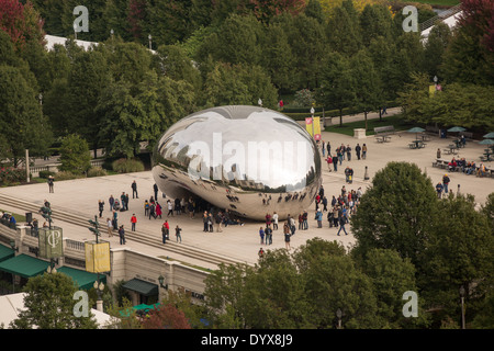 Skulptur Cloud Gate oder die Bohne im Millennium Park von oben in Chicago, Illinois, USA Stockfoto