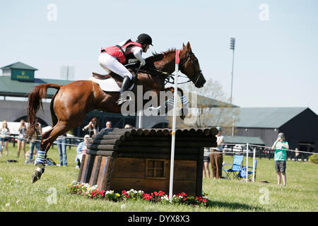 Lexington, Ky, USA. 26. April 2014. Bellany Rock mit Selena O'Hanlon, sprang auf die Normandie-Bank während der Langlauf-Wettbewerb der 2014 Rolex Kentucky dreitägige Veranstaltung im Kentucky Horse Park in Lexington, Kentucky, am 26. April 2014. Foto von Pablo Alcala | Personal © Lexington Herald-Leader/ZUMAPRESS.com/Alamy Live-Nachrichten Stockfoto