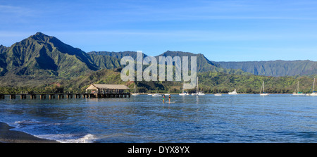 Stand Up Paddler von Hanalei Pier in Hanalei Bay auf Kauai Stockfoto