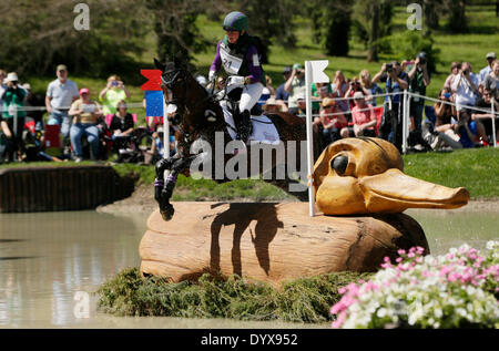 Lexington, Ky, USA. 26. April 2014. Hier hat Sie mit Emily Beshear bis die Ente an der Spitze des Sees während der Langlauf-Wettbewerb der 2014 Rolex Kentucky dreitägige Veranstaltung im Kentucky Horse Park in Lexington, Kentucky, am 26. April 2014 sprang auf. Foto von Pablo Alcala | Personal © Lexington Herald-Leader/ZUMAPRESS.com/Alamy Live-Nachrichten Stockfoto