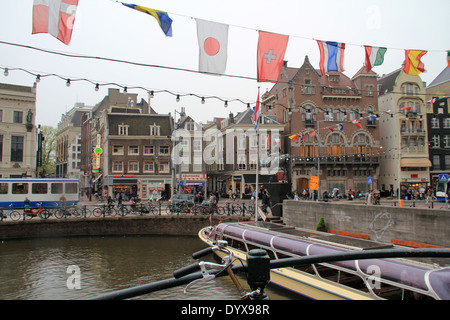 Die Grachten von Amsterdam an einem bewölkten Tag. Das Stadtbild der niederländischen Hauptstadt. Stockfoto