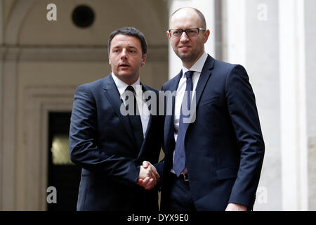 Rom, Italien. 26. April 2014. Italienische Premierminister Matteo Renzi (L) schüttelt Hände mit seinem Besuch ukrainischen Amtskollegen Arseny Yatseniuk Chigi Palast in Rom, Hauptstadt Italiens, 26. April 2014. Renzi am Samstag erklärte Italiens Unterstützung des ukrainischen Reformprozesses in einem Gespräch mit Yatseniuk in Rom, eine Aussage von der italienischen Regierung Büro sagte. © Alberto Lingria/Xinhua/Alamy Live-Nachrichten Stockfoto