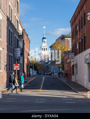 Straßenszene in Harvard University Campus auf JFK Street blickt Dunster House in Cambridge, MA, USA im Herbst 2013. Stockfoto
