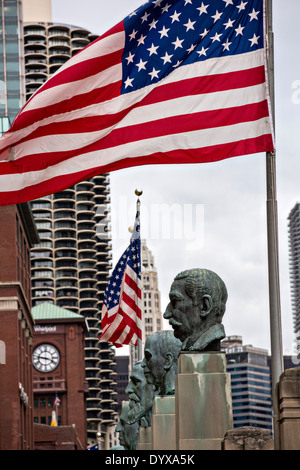 Statuen in die Ruhmeshalle des Merchandise Mart entlang dem Riverwalk in Chicago, IL. Stockfoto