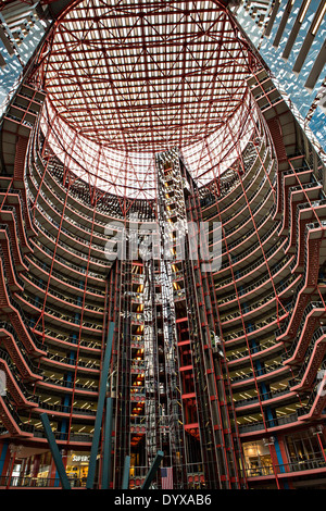 Atrium das James R. Thompson Center in Chicago, IL. Stockfoto