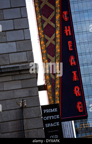 Chicago-Leuchtreklame auf dem Cadillac Palace Theater Chicago, IL. Stockfoto