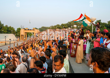 Die Wagah Border Abschlussfeier "Senkung der Flags" im indisch-pakistanischen Grenze Attari in der Nähe von Amritsar, Punjab, Indien. Stockfoto