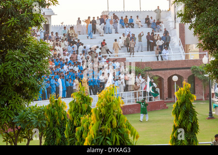 Die Wagah Border Abschlussfeier "Senkung der Flags" im indisch-pakistanischen Grenze Attari in der Nähe von Amritsar, Punjab, Indien. Stockfoto