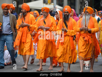 New York, USA. 26. April 2014. Sikh Leute teilnehmen Sikh-Parade in Manhattan, New York City, USA, am 26. April 2014. Die jährliche NYC Sikh-Parade statt in Manhattan ist ein Vaisakhi Day fest und findet statt in den Monat April des Sikhismus Kalender Nanakshahi Monats Vaisakh entspricht. Bildnachweis: Wang Lei/Xinhua/Alamy Live-Nachrichten Stockfoto