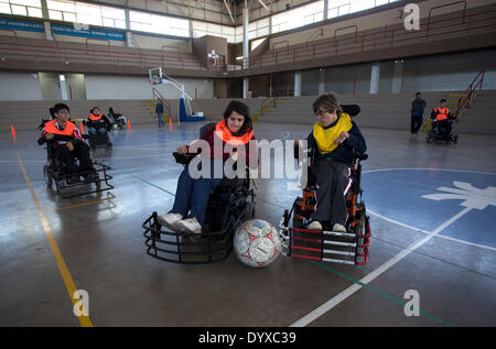 General Pacheco. 19. April 2014. Bild aufgenommen am 19. April 2014 zeigt Trainer Mariano Rozenberg (3., R), Erteilung von Weisungen an die Spieler während einer Fußball-Trainingseinheit im motorisierten Rollstuhl, in General Pacheco, 20 km von Buenos Aires, der Hauptstadt von Argentinien. Die Fußball im motorisierten Rollstuhl begann vor einem Jahr in Argentinien, Menschen mit Behinderungen, die Praxis der Sportarten zu integrieren und ihre soziale Integration zu fördern geübt werden. © Martin Zabala/Xinhua/Alamy Live-Nachrichten Stockfoto