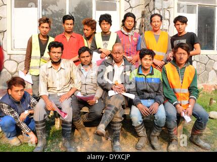 Pokhara, Nepal. 26. April 2014. Arbeitnehmer, die unter anderem einen chinesischen Staatsangehöriger aus einem gesperrten Tunnel eine Unterkonstruktion Madi Wasserkraftprojekt am Sildujure des Kaski Bezirk gerettet wurden, stellen für ein Gruppenfoto nach einem medizinischen Check-up in Pokhara, Nepal, 26. April 2014. Einige Arbeiter, die in einem Tunnel gefangen worden waren nach 14 Stunden Rettungsaktion gespeichert. Der Eingang eines Tunnels von Madi-Wasserkraft-Projekt hatte durch einen Erdrutsch am 25 April blockiert. © Krishna Mani Baral/Xinhua/Alamy Live-Nachrichten Stockfoto