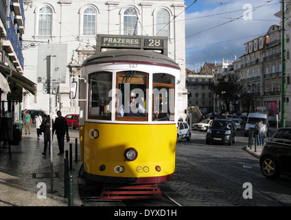 Straßenbahn Nr. 28 in Baixa Chiado in Lissabon Stockfoto