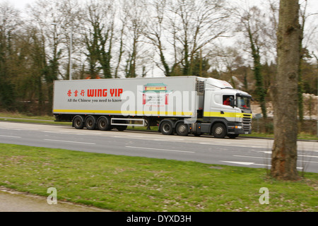 Ein Flügel Yip LKW Reisen entlang der A23-Straße in Coulsdon, Surrey, England Stockfoto