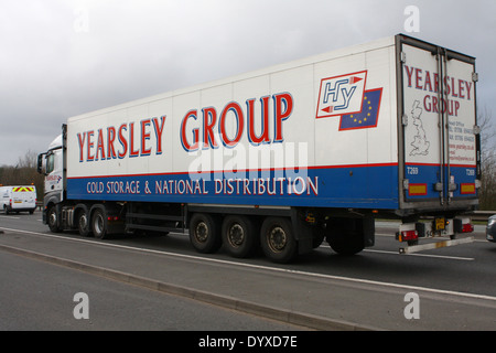 Eine Yearsley Gruppe LKW Reisen entlang der Schnellstraße A46 in Leicestershire, England Stockfoto