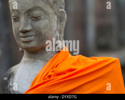 Buddhistische Statue in orangefarbenen Gewändern am Bayon Tempel, Angkor Thom, Siem Reap, Kambodscha Stockfoto