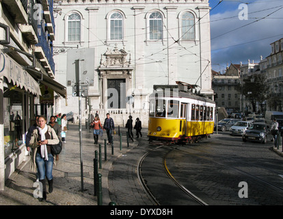 Menschen und Straßenbahn Nr. 28 in der Baixa Chiado in Lissabon, Portugal Stockfoto