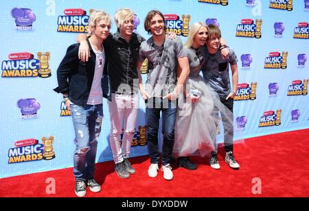 R5 im Ankunftsbereich für Radio Disney Music Awards - Ankunft 1, Nokia Theatre L.A. LIVE, Los Angeles, CA 26. April 2014. Foto von: Dee Cercone/Everett Collection Stockfoto