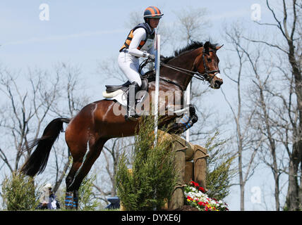 Lexington, KY, USA. 26. April 2014. 26. April 2014: Veronica und Lauren Kieffer treten im Cross Country in der Rolex-drei-Tages-Veranstaltung in Lexington, KY im Kentucky Horse Park. Candice Chavez/ESW/CSM/Alamy Live-Nachrichten Stockfoto