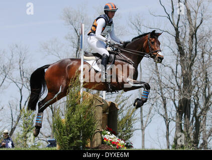 Lexington, KY, USA. 26. April 2014. 26. April 2014: Veronica und Lauren Kieffer treten im Cross Country in der Rolex-drei-Tages-Veranstaltung in Lexington, KY im Kentucky Horse Park. Candice Chavez/ESW/CSM/Alamy Live-Nachrichten Stockfoto