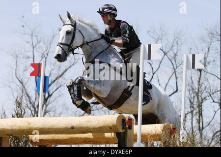 Lexington, KY, USA. 26. April 2014. 26. April 2014: Avebury und Andrew Nicholson treten im Cross Country in der Rolex-drei-Tages-Veranstaltung in Lexington, KY im Kentucky Horse Park. Candice Chavez/ESW/CSM/Alamy Live-Nachrichten Stockfoto