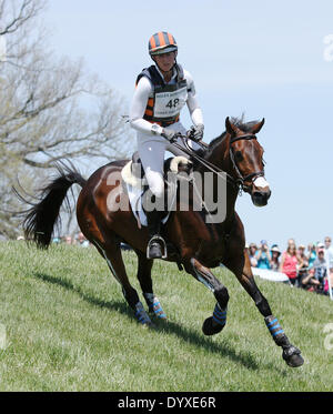 Lexington, KY, USA. 26. April 2014. 26. April 2014: Veronica und Lauren Kieffer treten im Cross Country in der Rolex-drei-Tages-Veranstaltung in Lexington, KY im Kentucky Horse Park. Candice Chavez/ESW/CSM/Alamy Live-Nachrichten Stockfoto