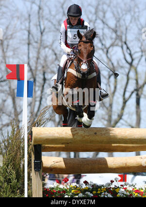 Lexington, KY, USA. 26. April 2014. 26. April 2014: Enchantez und Lindsey Eichen treten im Cross Country in der Rolex-drei-Tages-Veranstaltung in Lexington, KY im Kentucky Horse Park. Candice Chavez/ESW/CSM/Alamy Live-Nachrichten Stockfoto