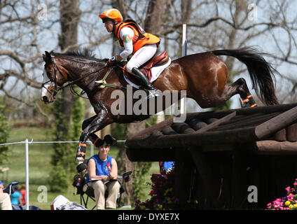 Lexington, KY, USA. 26. April 2014. 26. April 2014: Wundermaske und Sharon White treten im Cross Country in der Rolex-drei-Tages-Veranstaltung in Lexington, KY im Kentucky Horse Park. Candice Chavez/ESW/CSM/Alamy Live-Nachrichten Stockfoto