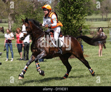 Lexington, KY, USA. 26. April 2014. 26. April 2014: Wundermaske und Sharon White treten im Cross Country in der Rolex-drei-Tages-Veranstaltung in Lexington, KY im Kentucky Horse Park. Candice Chavez/ESW/CSM/Alamy Live-Nachrichten Stockfoto