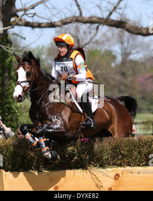 Lexington, KY, USA. 26. April 2014. 26. April 2014: Wundermaske und Sharon White treten im Cross Country in der Rolex-drei-Tages-Veranstaltung in Lexington, KY im Kentucky Horse Park. Candice Chavez/ESW/CSM/Alamy Live-Nachrichten Stockfoto