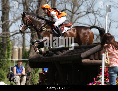 Lexington, KY, USA. 26. April 2014. 26. April 2014: Veronica und Lauren Kieffer treten im Cross Country in der Rolex-drei-Tages-Veranstaltung in Lexington, KY im Kentucky Horse Park. Candice Chavez/ESW/CSM/Alamy Live-Nachrichten Stockfoto