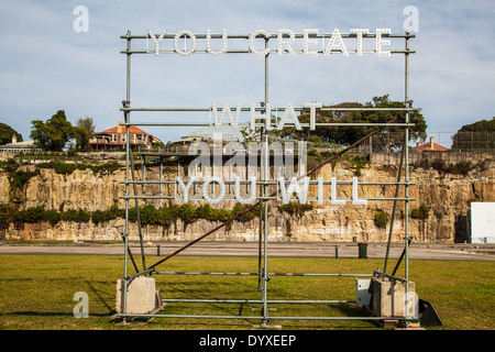 Eine Kunst-Installation von Nathan Coley SIE erstellen was ihr wollt am 19. Biennale of Sydney, Cockatoo Island, Sydney 2014 Stockfoto