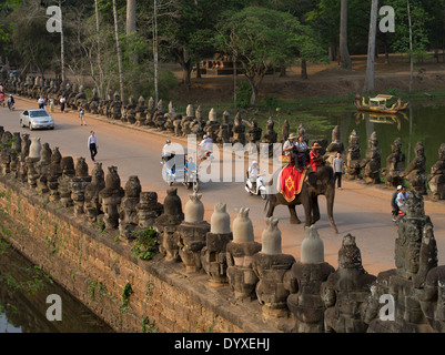 Touristen auf einem Elefanten reiten zu nähern, das Südtor von Angkor Thom, Siem Reap, Kambodscha Stockfoto