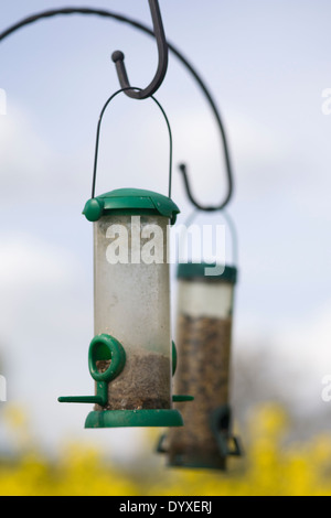 Rohr-Feeder hängen in einem Garten Stockfoto