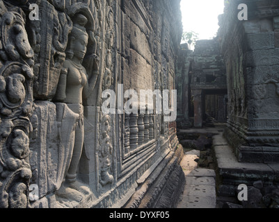 Sandstein Flachrelief Carvings der Apsara im Tempel Preah Khan, Siem Reap, Kambodscha Stockfoto