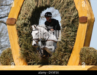 Lexington, KY, USA. 26. April 2014. 26. April 2014: Avebury und Andrew Nicholson treten im Cross Country in der Rolex-drei-Tages-Veranstaltung in Lexington, KY im Kentucky Horse Park. Candice Chavez/ESW/CSM/Alamy Live-Nachrichten Stockfoto