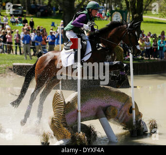 Lexington, Ky, USA. 26. April 2014. Hier hat Sie mit Emily Beshear bis die Forellen an der Spitze des Sees während der Langlauf-Wettbewerb der 2014 Rolex Kentucky dreitägige Veranstaltung im Kentucky Horse Park in Lexington, Kentucky, am 26. April 2014 sprang auf. Foto von Pablo Alcala | Personal © Lexington Herald-Leader/ZUMAPRESS.com/Alamy Live-Nachrichten Stockfoto