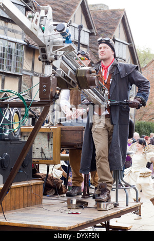 Puppenspieler arbeiten 20ft-Marionette der Lady Godiva Spaziergänge durch die Gassen in Stratford-upon-Avon Stockfoto