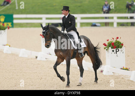 Lexington, Ky, USA. 25. April 2014. Mächtige Nizza mit Phillip Dutton, bewarben sich am zweiten Tag der Dressur während der 2014 Rolex Kentucky dreitägige Veranstaltung im Kentucky Horse Park in Lexington, Kentucky, am April 25, 2014.Arthur mit Allison Springer haben an der Spitze nach der Dressur-Veranstaltung. Foto von Pablo Alcala | Personal © Lexington Herald-Leader/ZUMAPRESS.com/Alamy Live-Nachrichten Stockfoto