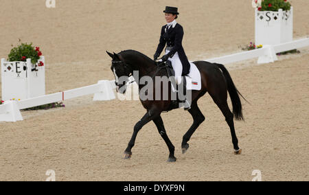 Lexington, Ky, USA. 25. April 2014. High Times mit Jennifer McFall, traten am zweiten Tag der Dressur während der 2014 Rolex Kentucky dreitägige Veranstaltung im Kentucky Horse Park in Lexington, Kentucky, am 25. April 2014. Arthur mit Allison Springer haben an der Spitze nach der Dressur-Veranstaltung. Foto von Pablo Alcala | Personal © Lexington Herald-Leader/ZUMAPRESS.com/Alamy Live-Nachrichten Stockfoto