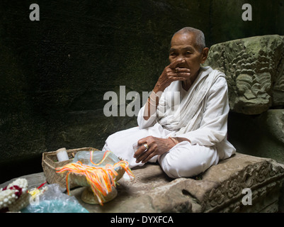 Buddhistische Nonne am Tempel Preah Khan, Siem Reap, Kambodscha Stockfoto