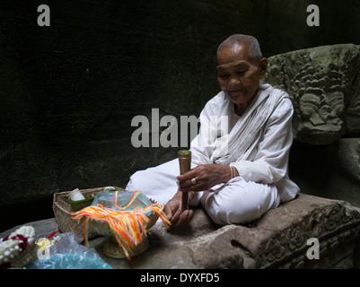 Buddhistische Nonne am Tempel Preah Khan, Siem Reap, Kambodscha Stockfoto