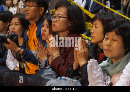 Seoul, Südkorea. 26. April 2014. Die Menschen beten für die Verstorbenen und vermissten Fahrgäste des gekenterten Schiffes Sewol während der Lotus Lantern Festival für bevorstehenden Geburtstag Buddhas in Seoul, Südkorea, 26. April 2014. © Du Baiyu/Xinhua/Alamy Live-Nachrichten Stockfoto