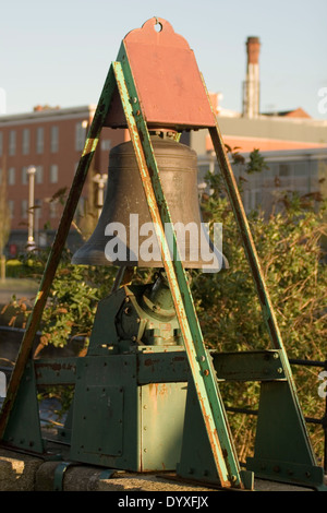 eine alte Glocke sitzt auf den Birkenhead docklands Stockfoto