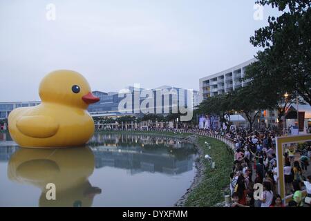 (140427)--HO-CHI-Minh-Stadt, 27 April (Xinhua)--Menschen sehen, die riesige Gummiente im Phu My Hung Wohngebiet in Ho Chi Minh (HCM)-Stadt, Vietnam, 26. April 2014. Ein 18-Meter-hohen Gummiente, die Menschen auf der ganzen Welt begeistert hat, erscheint am Mondsichelsee im Phu My Hung Wohngebiet auf HCM Stadt vom 27 April bis 31. Mai, Samstag berichteten lokale Medien. Entworfen vom holländischen Künstler Florentijn Hofman, begann die Gummiente eine Tour 2007 "Freuden auf der ganzen Welt zu verbreiten" ernannt. HCM City wird der 16. Austragungsort sein, wo es angezeigt wird. (Xinhua/Tao Jun) (Dzl) Stockfoto