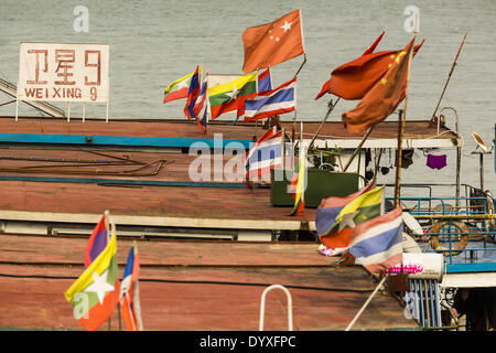 Chiang Saen, Chiang Rai, Thailand. 21. April 2014. Chinesische Flags auf Flussschiffen gefesselt auf dem Mekong River in der Stadt Port Chiang Saen, Thailand. Handel mit China ist ein wichtiger Bestandteil der Wirtschaft im Norden Thailands. Chinesisch und Lao Boote transportieren Passagiere und Fracht, Norden von Thailand nach China. China nutzt auch Fluss um zu Schiff nach Thailand und dann waren werden per LKW zu tiefem Wasser Häfen in Thailand für den Versand auf der ganzen Welt. © Jack Kurtz/ZUMAPRESS.com/Alamy Live-Nachrichten Stockfoto