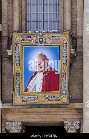 Vatikanstadt 26. April 2014 Heiligung der Päpste Johannes Paul II. und Papst John XXIII Pilger aus der ganzen Welt besuchen auf dem Petersplatz, die Heiligsprechung der zwei Päpste hostet Stockfoto